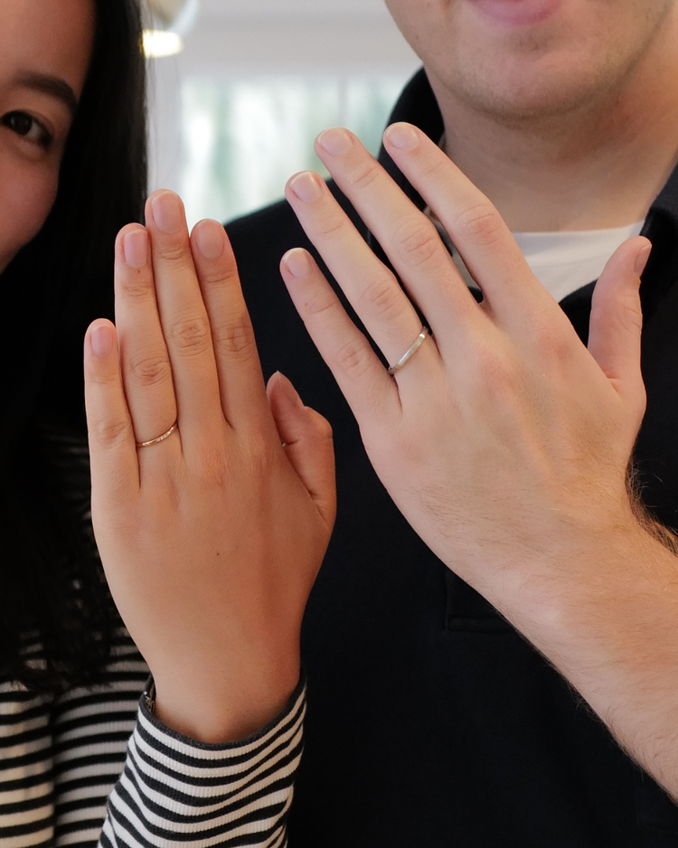 結婚指輪に込められた意味を大切にしたくて、沖縄のミンサー柄を選びました。長く愛せるデザインです。
