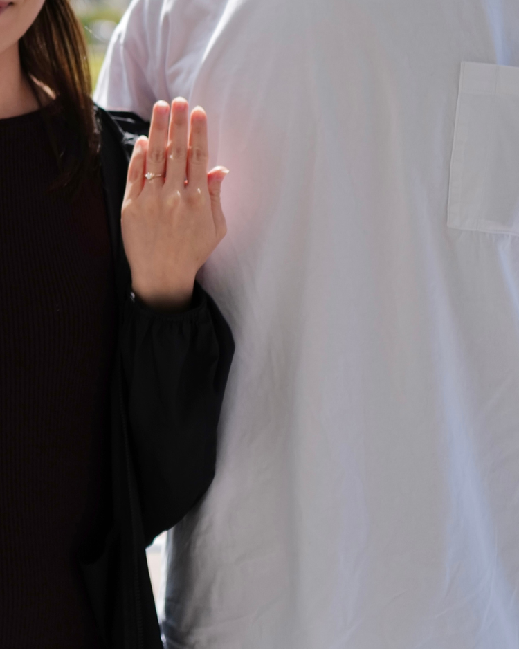 婚約指輪を探している中で沖縄のミンサー柄に出会い、そのストーリーに惹かれて購入を決めました。