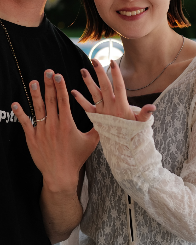 結婚指輪は一生ものなので、沖縄の伝統であるミンサー柄を選びました。飽きのこない美しさがあります。