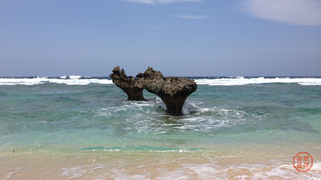 古宇利島・ハートロック - ふたつの岩が寄り添い、ひとつの形になる。