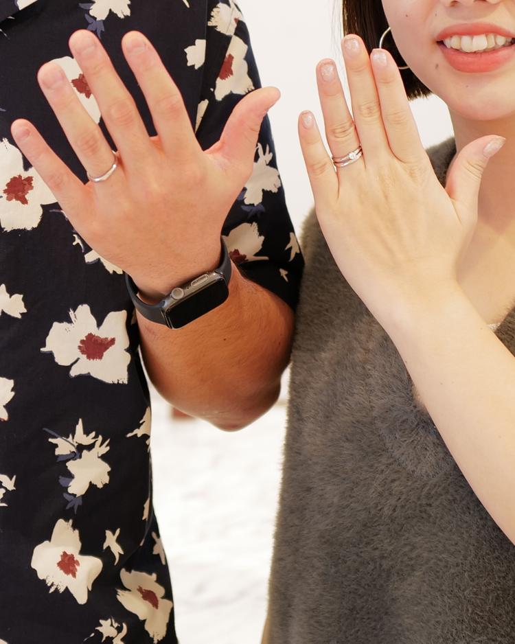 結婚指輪は周りと被らないものを探していて、沖縄のミンサー柄にたどり着きました。個性があって気に入っています。