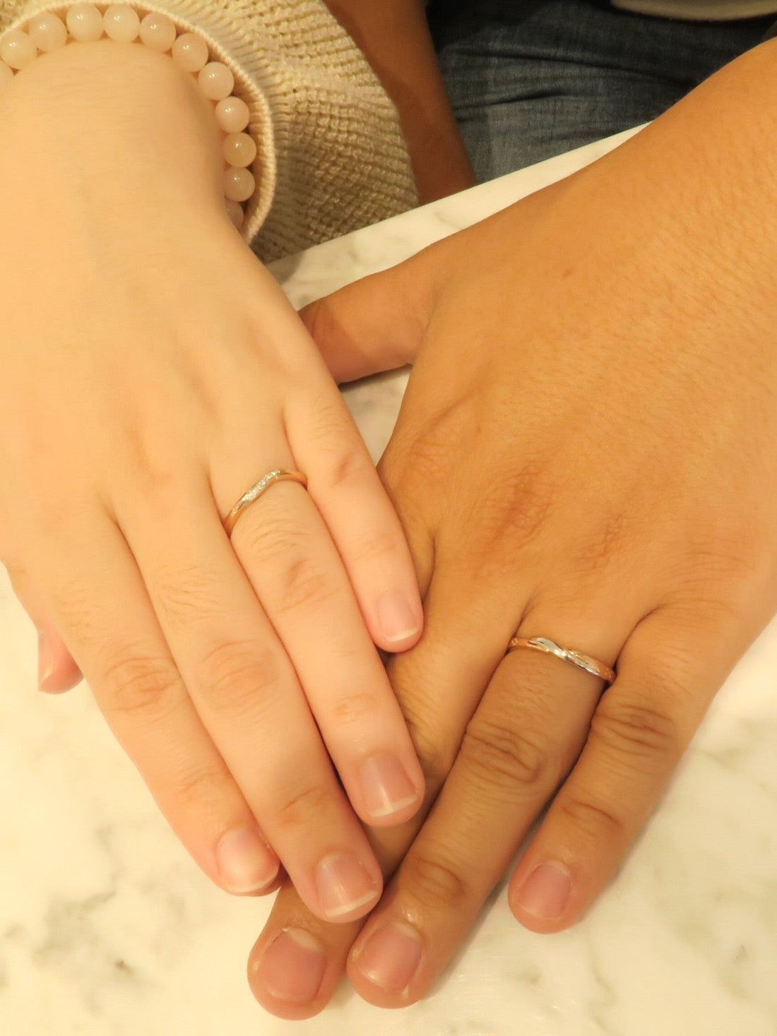 沖縄ミンサー模様が施されたペアの結婚指輪　