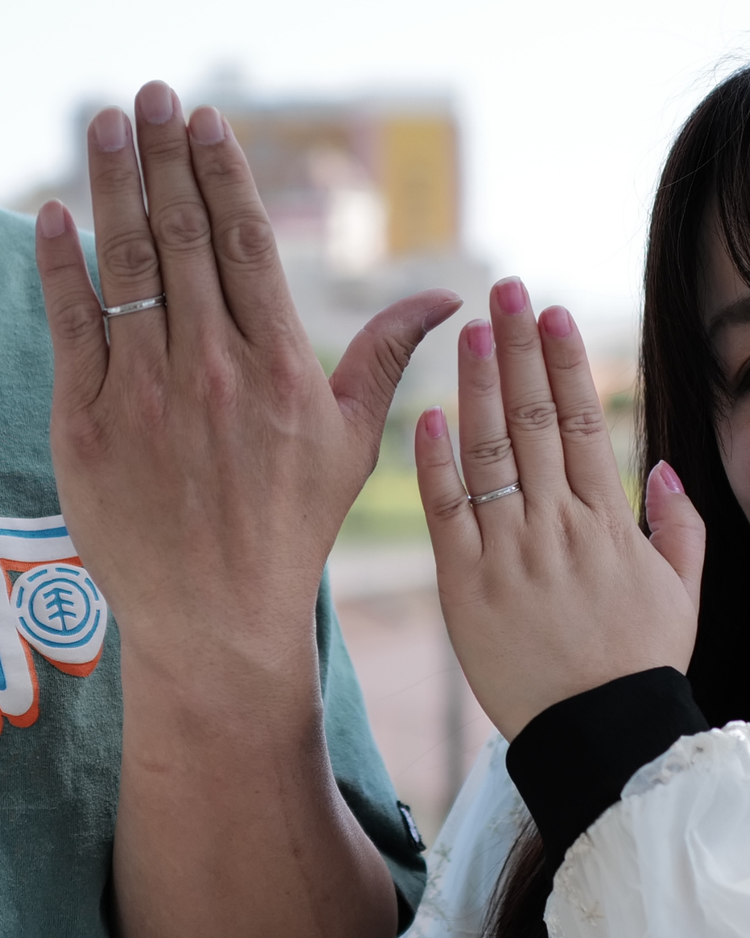 結婚指輪を選ぶ中で沖縄のミンサー柄に出会い、ふたりの未来を重ねるような感覚で決めました。