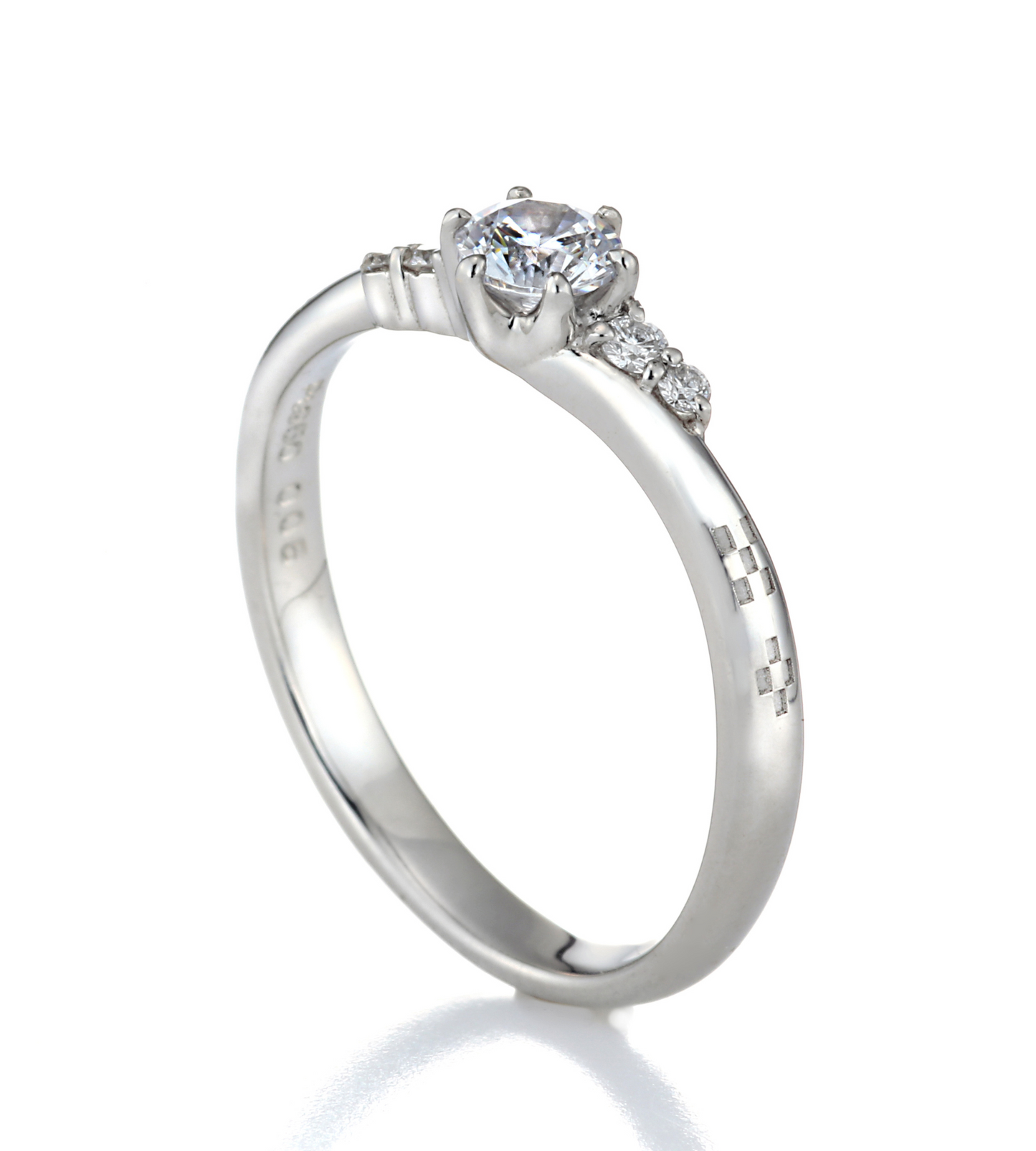 プラチナの沖縄ミンサー模様が刻まれた婚約指輪　琉球杢目　