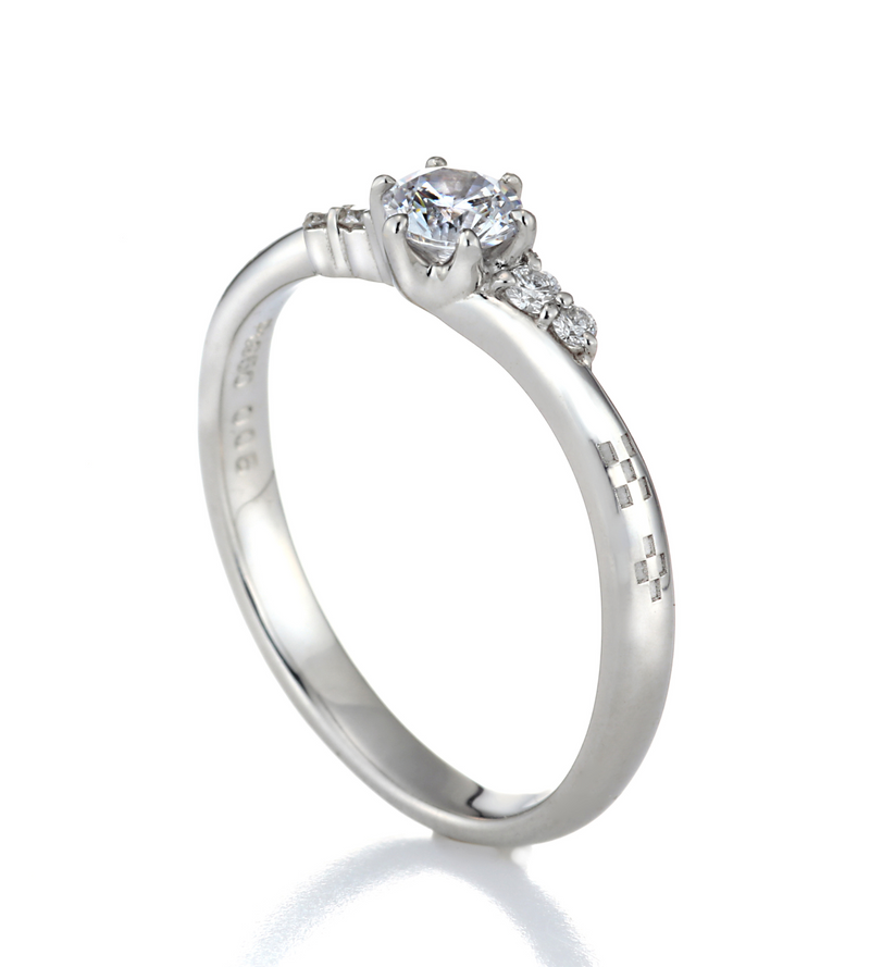 プラチナの沖縄ミンサー模様が刻まれた婚約指輪　琉球杢目　