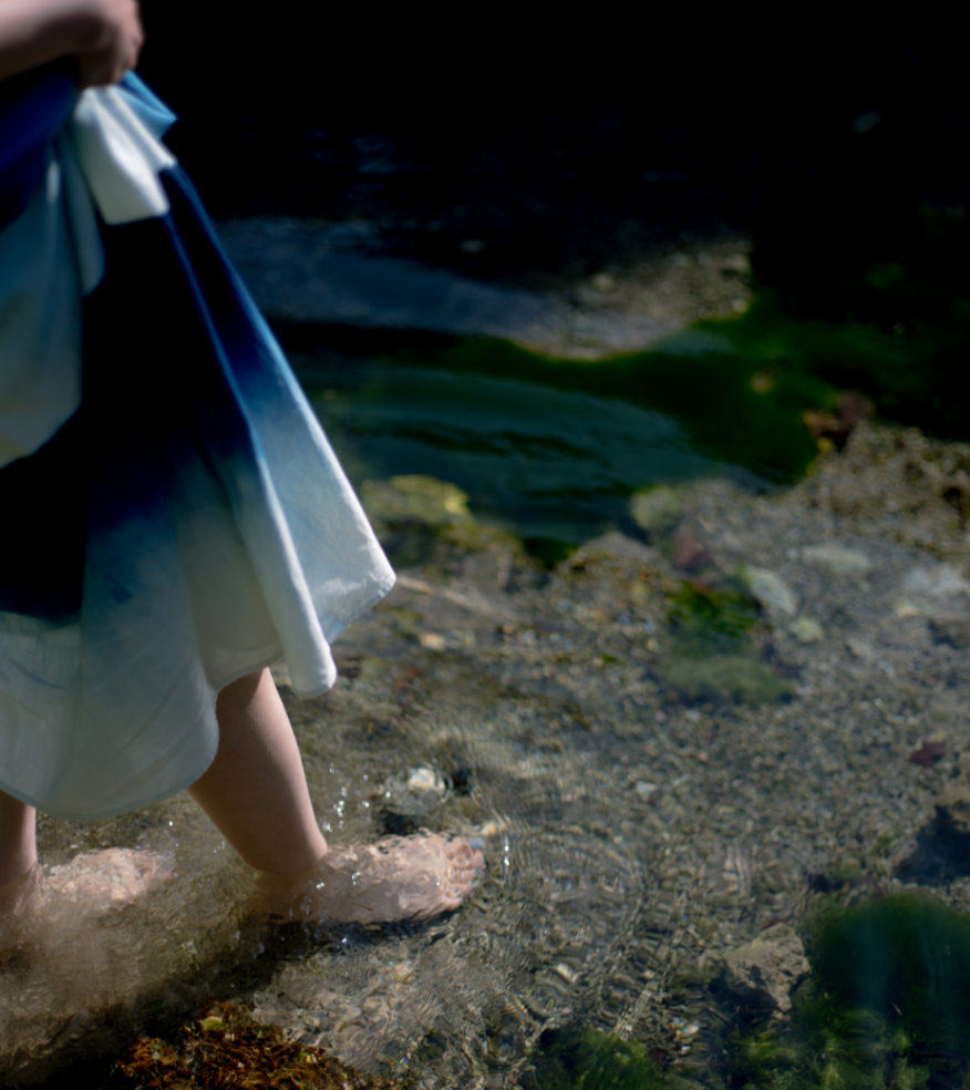 琉球杢目　綺麗な海に入る女性の姿　結婚指輪　婚約指輪