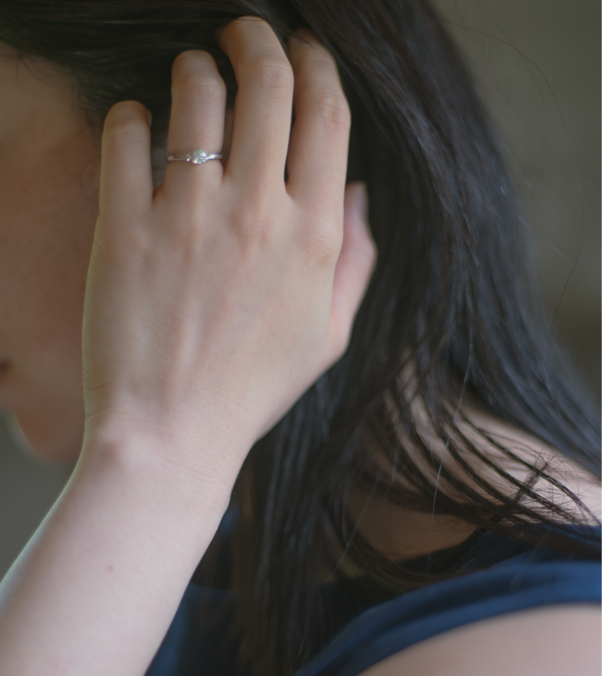 女性の左手に輝く婚約指輪　沖縄ミンサー模様　プラチナ