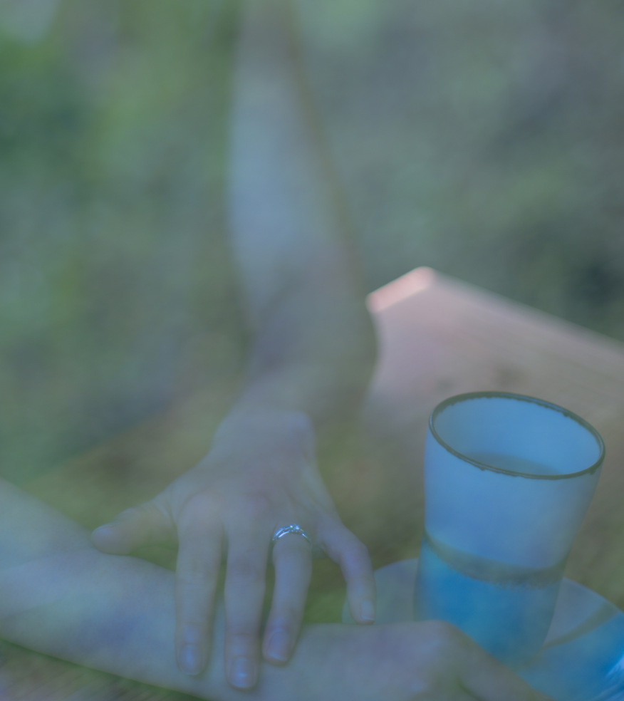 女性の手に輝く婚約指輪　沖縄ミンサー模様　琉球杢目　