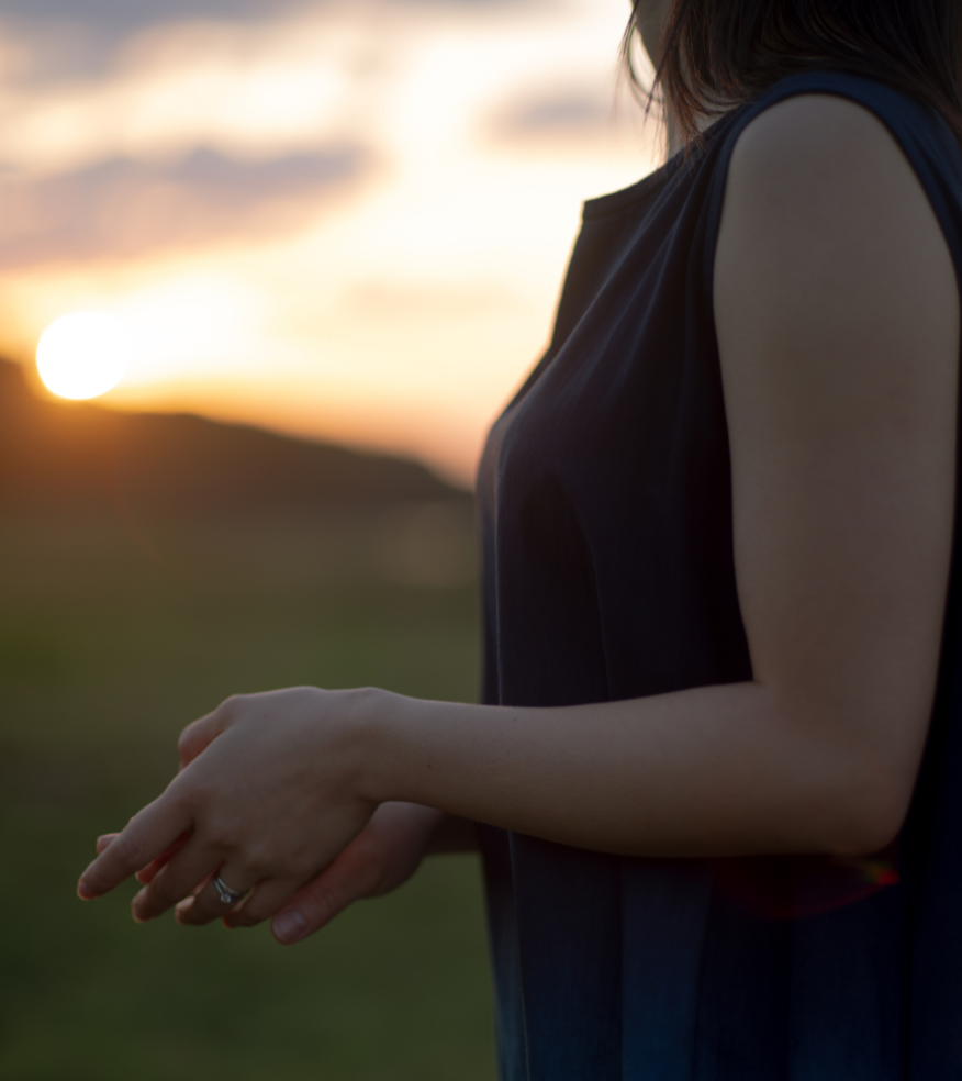 琉球杢目　女性の左手に輝く沖縄ミンサー模様が施された結婚指輪　婚約指輪　プラチナ