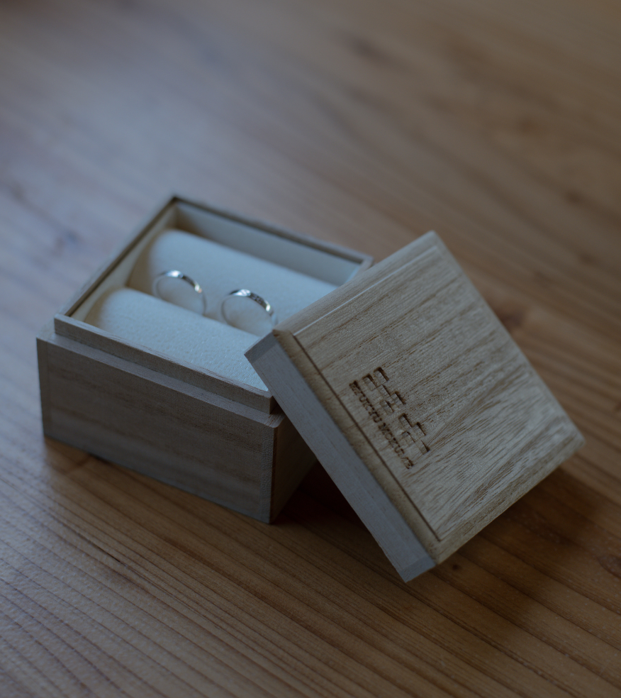 琉球杢目　沖縄ミンサー模様が施されたデザインの専用ケース　結婚指輪