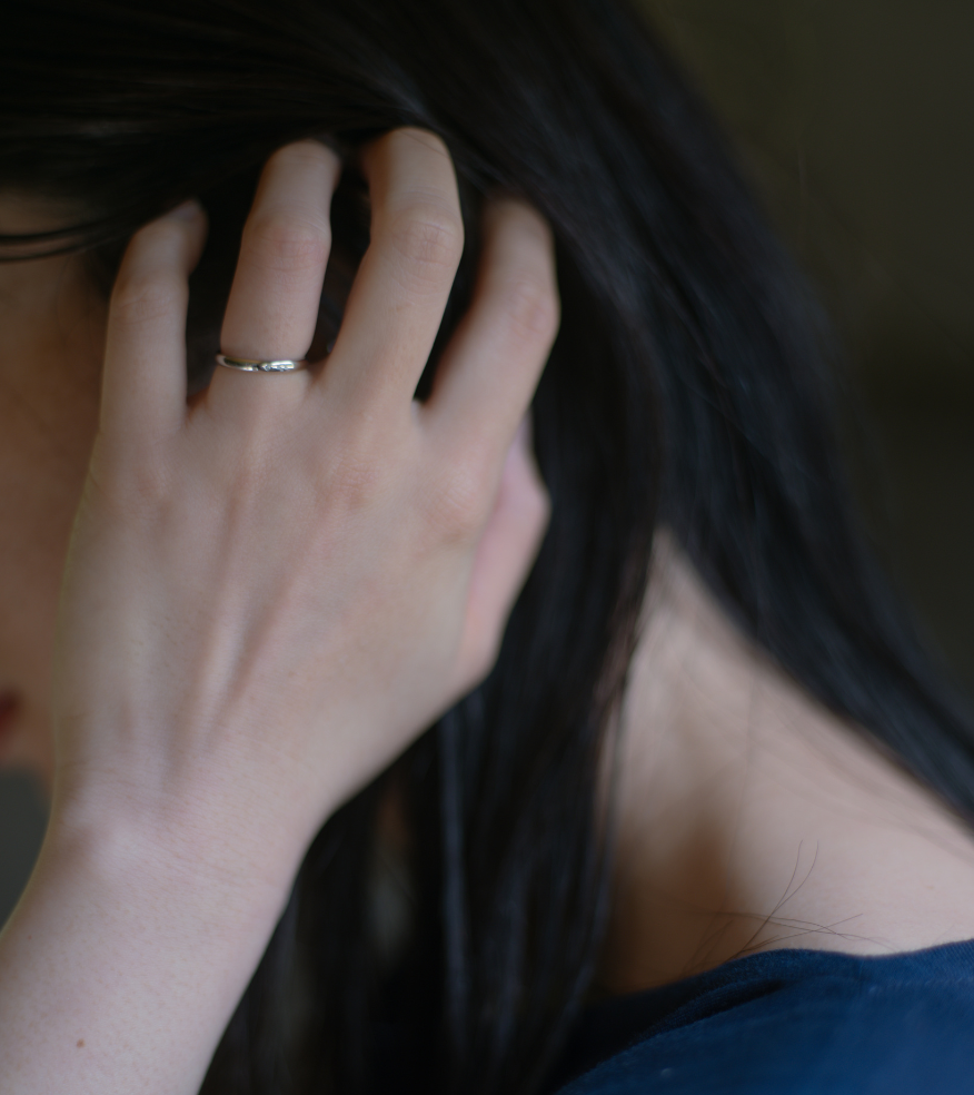 女性の左手に輝く結婚指輪　琉球杢目　ペアリング　