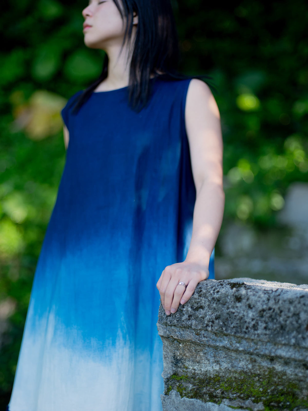 女性の左手に輝く沖縄ミンサー模様が刻まれた結婚指輪　琉球杢目　