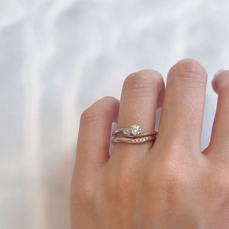 沖縄県の結婚指輪婚約指輪専門店ムクベルでの取り扱いブランド琉球杢目ミンサー柄入りの婚約指輪のデザイン